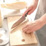 一人暮らしのキッチンで自炊を楽しむ様子